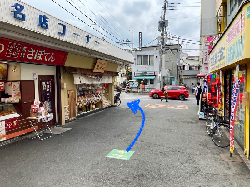 鷺ノ宮駅の北口を出て名店コーナー前を通り左折、踏切を渡ります。