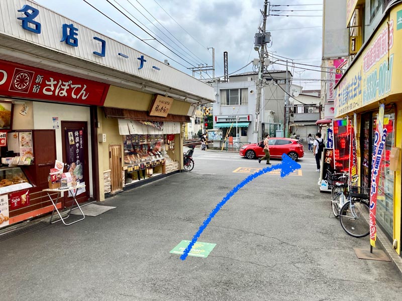 鷺ノ宮駅の北口を出て名店コーナー前を通り右折します。